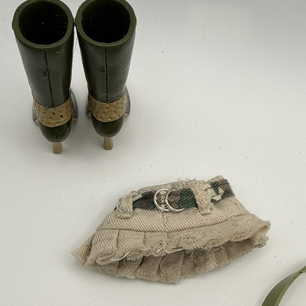 Bratz Wild Life Safari Cloe 2004 Replacement Shoes Purse Skirt & Binoculars - Picture 3 of 15